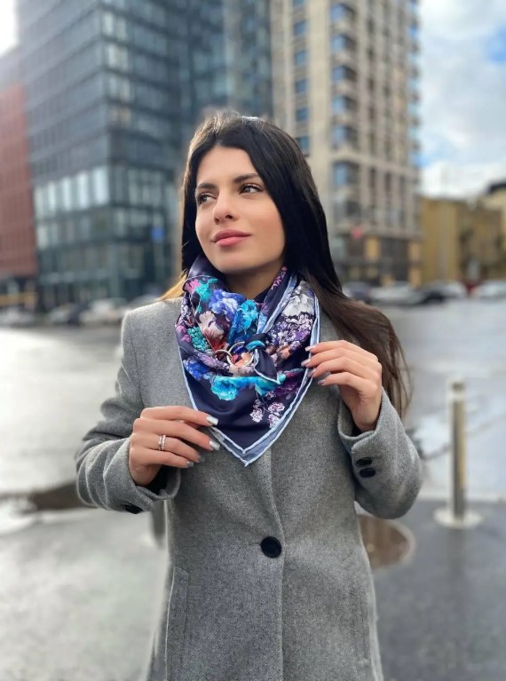 Картинка Дизайнерська шовкова хустка My Scarf "Чарівний сад" 90 на 90 см
